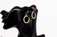 حلق ذهب تصميم ايطالي عيار 18 بتصميمها اللميز والفر...