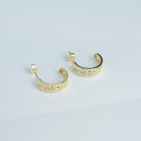 حلق ذهب عيار 18 بتصميم المسيكاء الألماسي وزن 2.3 ج...