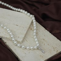 عقد مطعم بالؤلؤ الزراعي الماسي مزين بحبات الذهب ال...