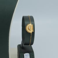 طقم ذهب الرمش مطعم بحبه الولو الابيض عيار 21 وزن 1...