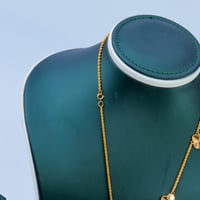 طقم ذهب الفان كليف بتصميم المبروم خمس وردات عيار 2...