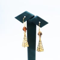 افخم حلق ذهب طويل عيار 21 بتصميم هرمي وزن 2 جرام