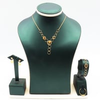 طقم ذهب صافي عيار 18 – تصميم دوائري ناعم بوزن 6.56...