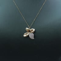 طقم ذهب ناعم باسكال عيار 18 تصميم الماسي وزن 3.6 ج...