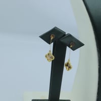 طقم ذهب عيار 18 بتصميم فان كليف خمس وردات وزن 6 جر...