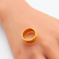 دبلة ذهب عيار 21 عريضة بتصميم ديور وزن 4.76 جرام –...