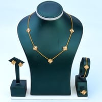 طقم ذهب الفان كليف بتصميم المبروم خمس وردات عيار 2...