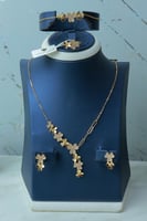 طقم ذهب عيار 21 شكل الوردات بتصميم الجنزير 11.4 جر...