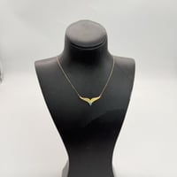 عقد ذهب جناح الصقر عيار 21 باللون السماوي وزن 1.2...