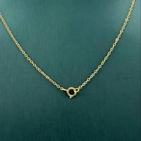 سبحة ذهب عيار 21 مطعمة بالميناء الملونة بوزن 6.2 ج...