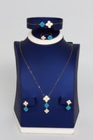 طقم ذهب فان كليف فخم بتصميم الماسي ملون عيار 18