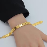 اسوارة ذهب عيار 21 بتصميم ونقوش فريدة وزن 8.4 جرام