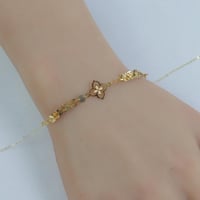 اسوارة ذهب بتفصيل وردة ناعمة عيار 18 وزن 0.7 جرام