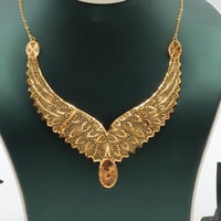 طقم ذهب جناح الصقر عيار 21 وزن 19.71 جرام بتصميم م...