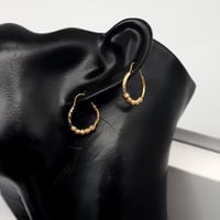 حلق بتصميم حبات الدوريكاء ذهب عيار 21 وزن 2جرام