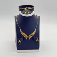 طقم الفراشة ترند مطعم بفص اخضر عيار 21