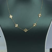 طقم ذهب عيار 18 بتصميم فان كليف خمس وردات وزن 6 جر...