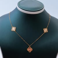 طقم ذهب تصميم الفان كليف ثلاث وردات عيار 21 وزن 6....