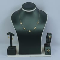 طقم ذهب عيار 18 بتصميم فان كليف خمس وردات وزن 6 جر...