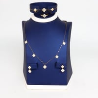 طقم ذهب فان كليف بتصميم الماسي عيار 18 بالوان متعد...