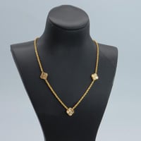 عقد ذهب ثلاث وردات بتصميم المبروم الكامل عيار 21 و...