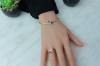 اسوارة مارلي ذهب مع خاتم مزين باللون الازرق تصميم...