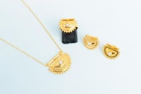 نصف طقم ذهب الرمش مطعم بالولو الابيض عيار 21 وزن 6...