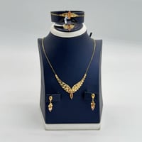 طقم ذهب جناح الصقر تصميم الماسي عيار 21 وزن 7.94 ج...