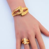 سوارة ذهب تصميم ايطالي مع الخاتم عيار 21 وزن 19.57...