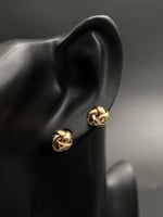 حلق ذهب Love Knot ايطالي تصميم بناتي عيار 18 وزن 1...