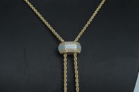 شال ذهب عيار 18 بتصميم الماسي يشمل كرة سحب بلون تي...