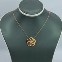 عقد ذهب الوردة عيار 18 وزن 6.37 جرام