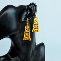 حلق ذهب فخم عيار 21 بنقش الفرزاتشي الإيطالي وزن 11...