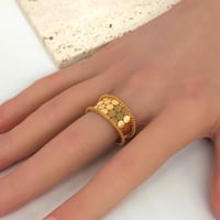 خاتم مميزه بنقش هندسي ناعم ذهب عيار 21