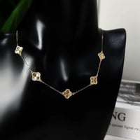 عقد فان كليف ذهب عيار 18 مع خمس وردات ناعمة وزن 2....