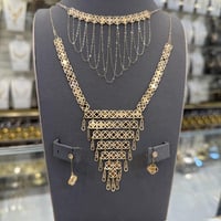 طقم ذهب مع المخنق ناعم عيار 18 وزن 7.6 جرام