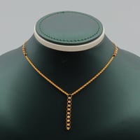 عقد ذهب عيار 21 تعليقة حلقات وزن 2.6 جرام بتصميم ع...