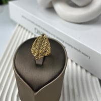 خاتم ذهب طويل عيار 21 بتصميم ونقوش فريدة بوزن 2.23...