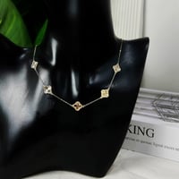 عقد فان كليف ذهب عيار 18 مع خمس وردات ناعمة وزن 2....