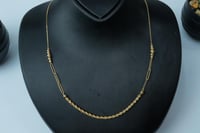 سلسال جنزير ذهب تصميم مبروم لامع عيار 18 وزن 2.4 ج...