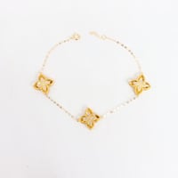 سوارة ذهب روبيرتو كوين ثلاث وردات عيار 18 تصميم ال...