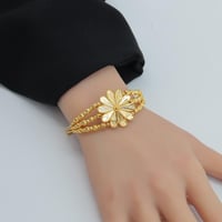 اسوارة ذهب عيار 21 بتصميم الوردة الترند وزن 13.37...