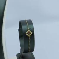 طقم ذهب عيار 18 بتصميم فان كليف خمس وردات وزن 6 جر...