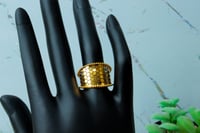 خاتم ذهب ناعم عيار 21 مميز بنقش دائري فاخر