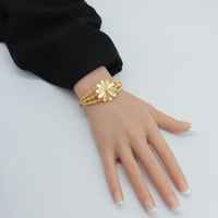 اسوارة ذهب عيار 21 بتصميم الوردة الترند وزن 13.37...