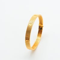 سوارة ذهب لوڤ ترند عيار 21 وزن 13.97 جرام بتصميم ع...