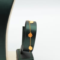 طقم ذهب عيار 21 تصميم متدرج وزن 4.76 جرام بإطلالة...