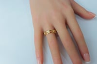 دبلة ذهب تصميم الفان كليف بلمسة الماسية عيار 18