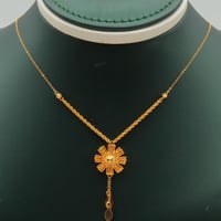 عقد ذهب عيار 21 زهرة مشعة وزن 2.15 جرام بتعليقة أن...