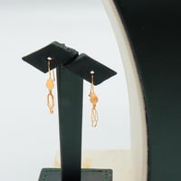 طقم ذهب عيار 21 تصميم تعليقة دائرية متدلية بطابع ع...